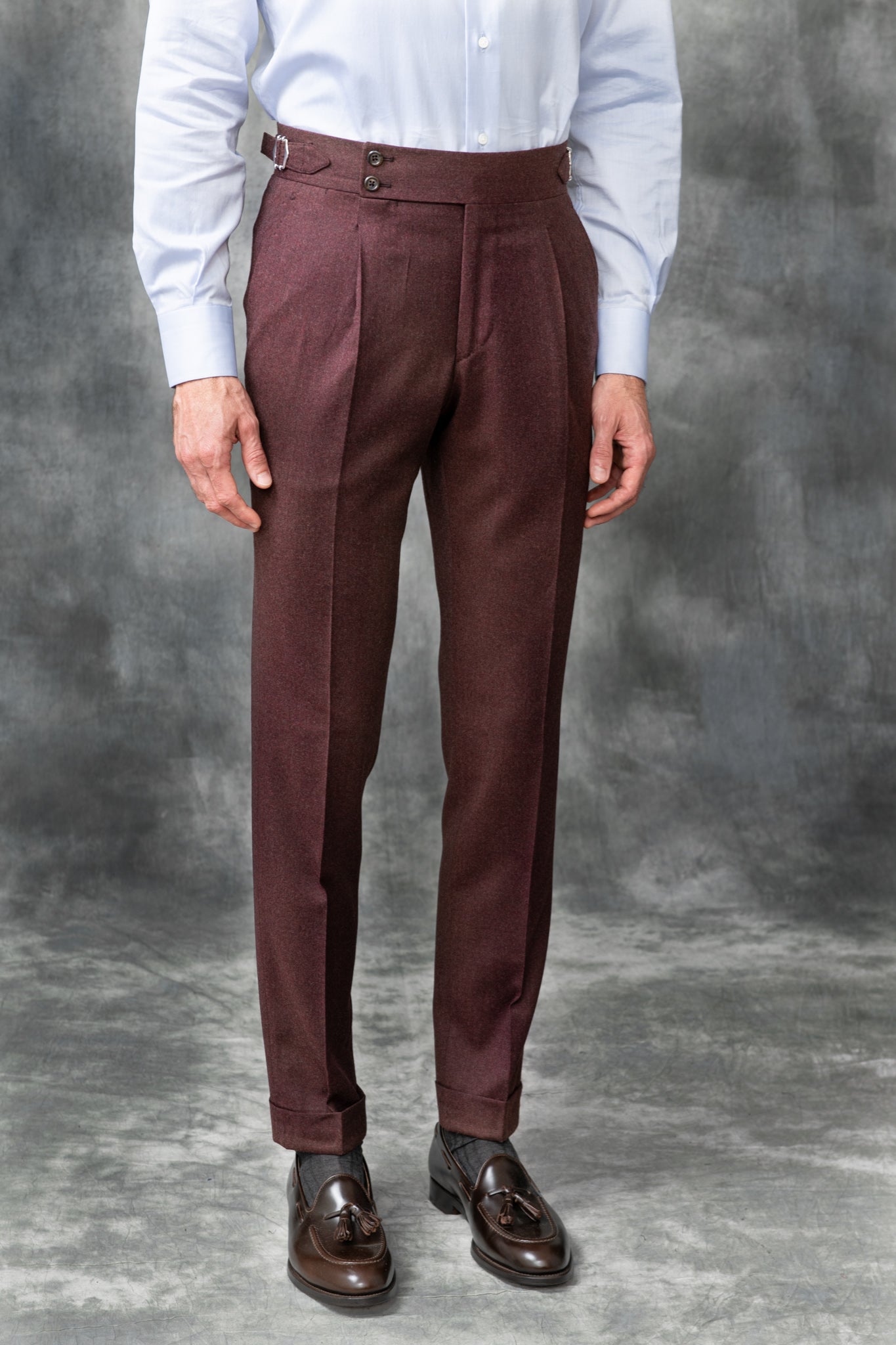Flannel trousers, bordeaux trousers, sartorial trousers, italian style; pantalons en flanelle, pantalons bordeaux , pantalons sartoriaux, style italien , pantalons fabriqués en Italie, pantaloni in flanella, pantaloni bordeaux , pantaloni sartoriali, stile italiano; pantaloni made in italy, winter trousers, chino trousers, pleated trousers, pantalon d'hiver, pantalon chino, pantalon à plis, pantalons gurkha, gurkha trousers, pantaloni gurka