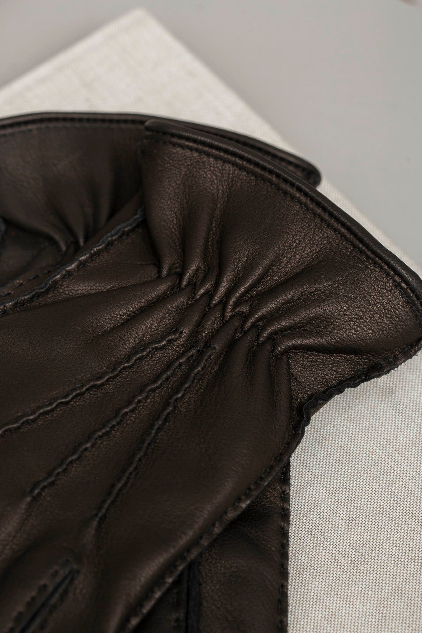Cashmere deerskin gloves, dark brown cashmere gloves, italian cashmere gloves, italian cashmere. dark brown gloves, Gants cachemire en peau de daim, gants cachemire marron foncé, gants cachemire italiens, cachemire italien. gants marron foncé, Guanti in cashmere, guanti in cashmere marrone scuro, guanti in cashmere italiano, guanti in cashmere italiano. guanti marrone scuro,