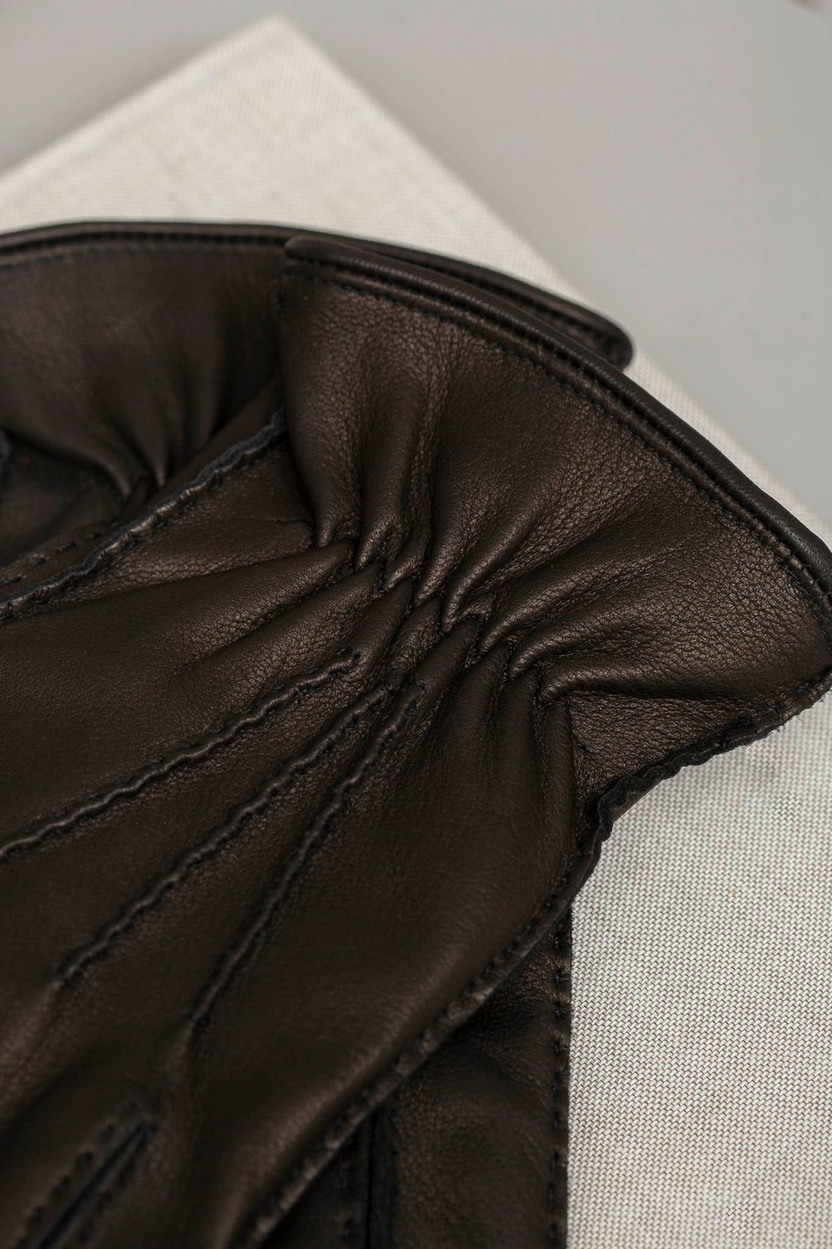 Cashmere deerskin gloves, dark brown cashmere gloves, italian cashmere gloves, italian cashmere. dark brown gloves, Gants cachemire en peau de daim, gants cachemire marron foncé, gants cachemire italiens, cachemire italien. gants marron foncé, Guanti in cashmere, guanti in cashmere marrone scuro, guanti in cashmere italiano, guanti in cashmere italiano. guanti marrone scuro,