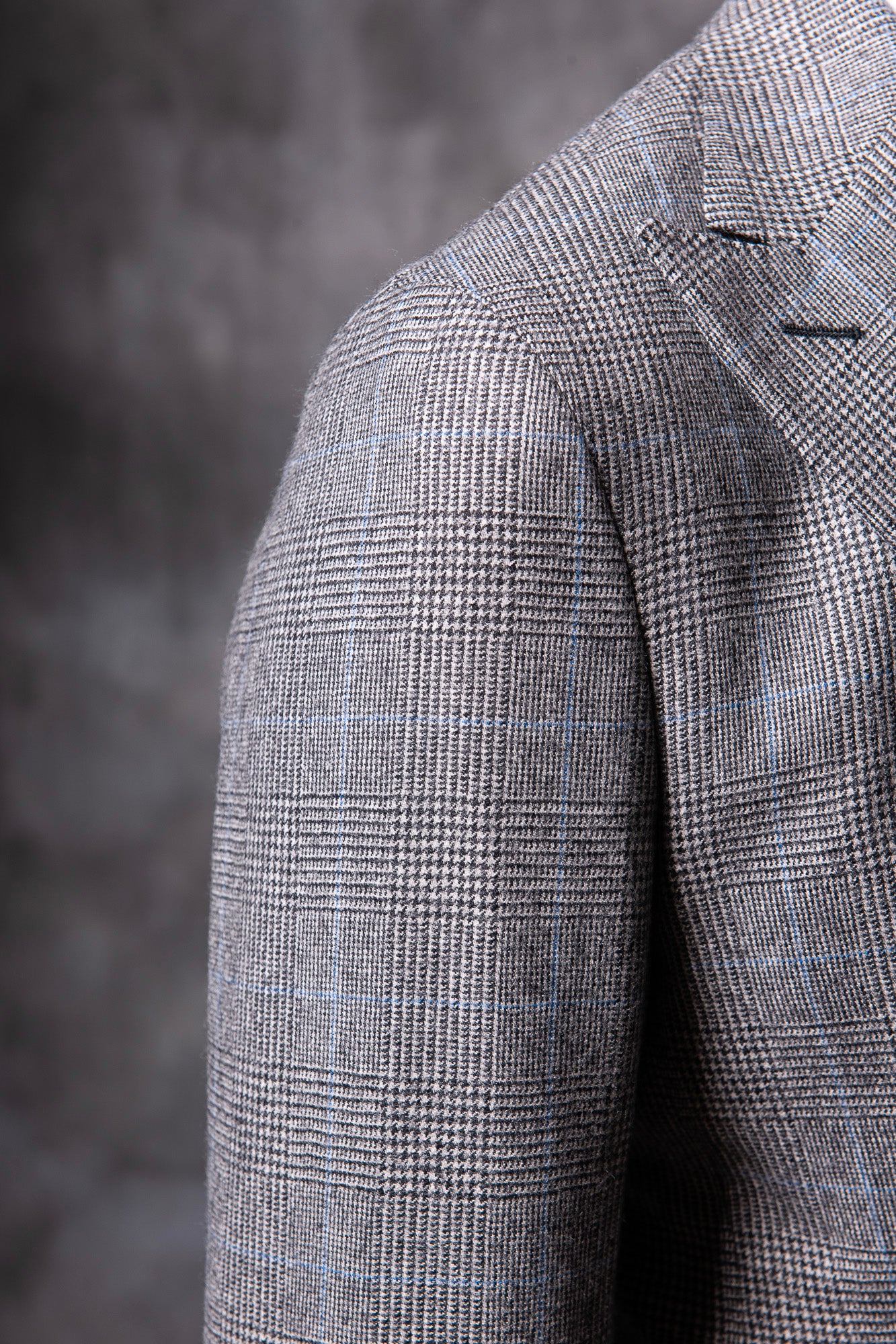 grey prince of wales double breast suit, double breasted suit, grey prince of wales suit, gurkha trousers, costume croisé gris, costume prince de galles gris, abito doppiopetto principe di galles, pantalon gurkha
