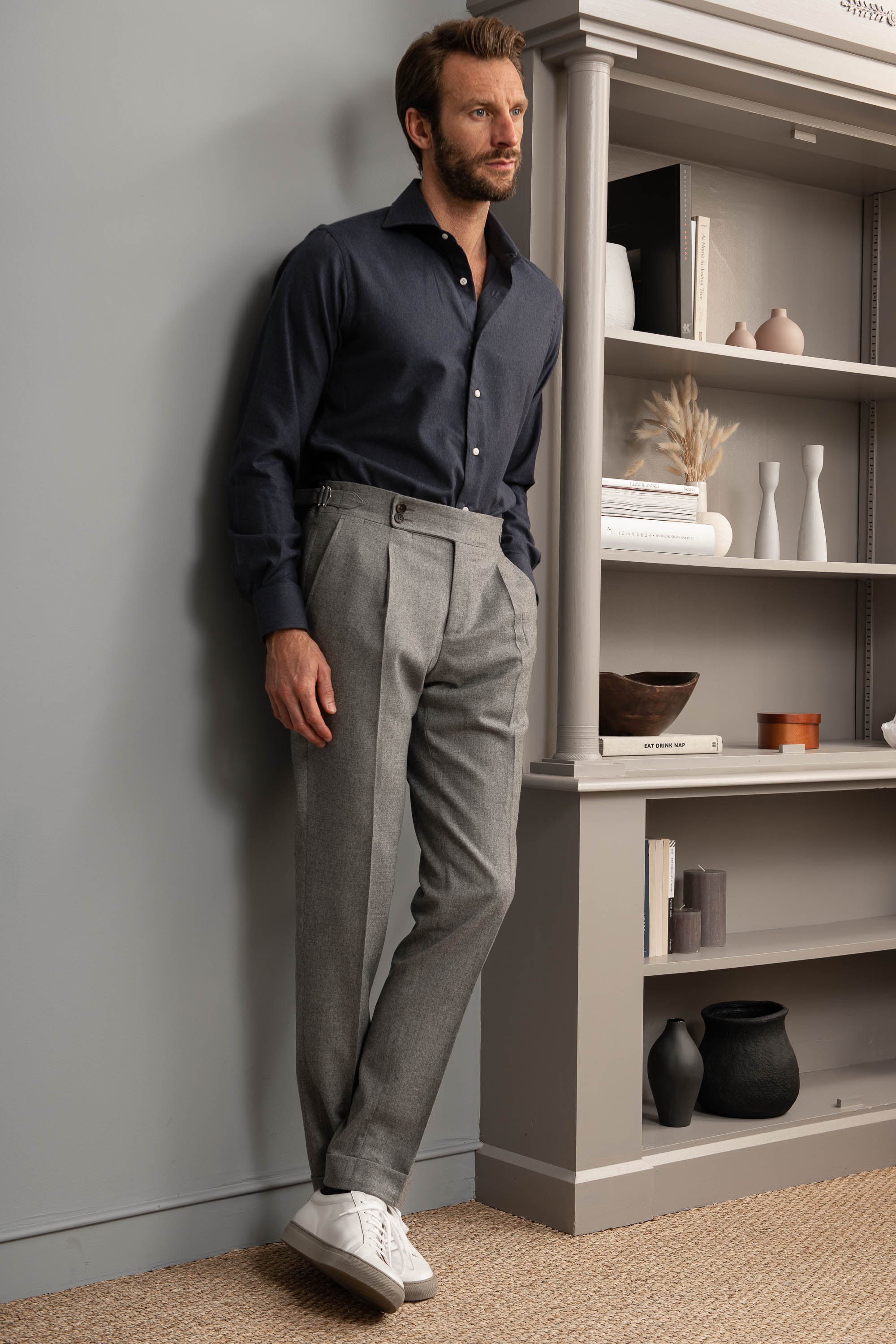 pantalon en flanelle gris, grey flannel trousers, pantalon flanelle homme, men's flannel trousers, sartorial flannel trousers, pantalon sartorial flanelle, pantalon à pince flanelle homme, pantalon taille haute flanelle homme, men's high waisted flannel trousers