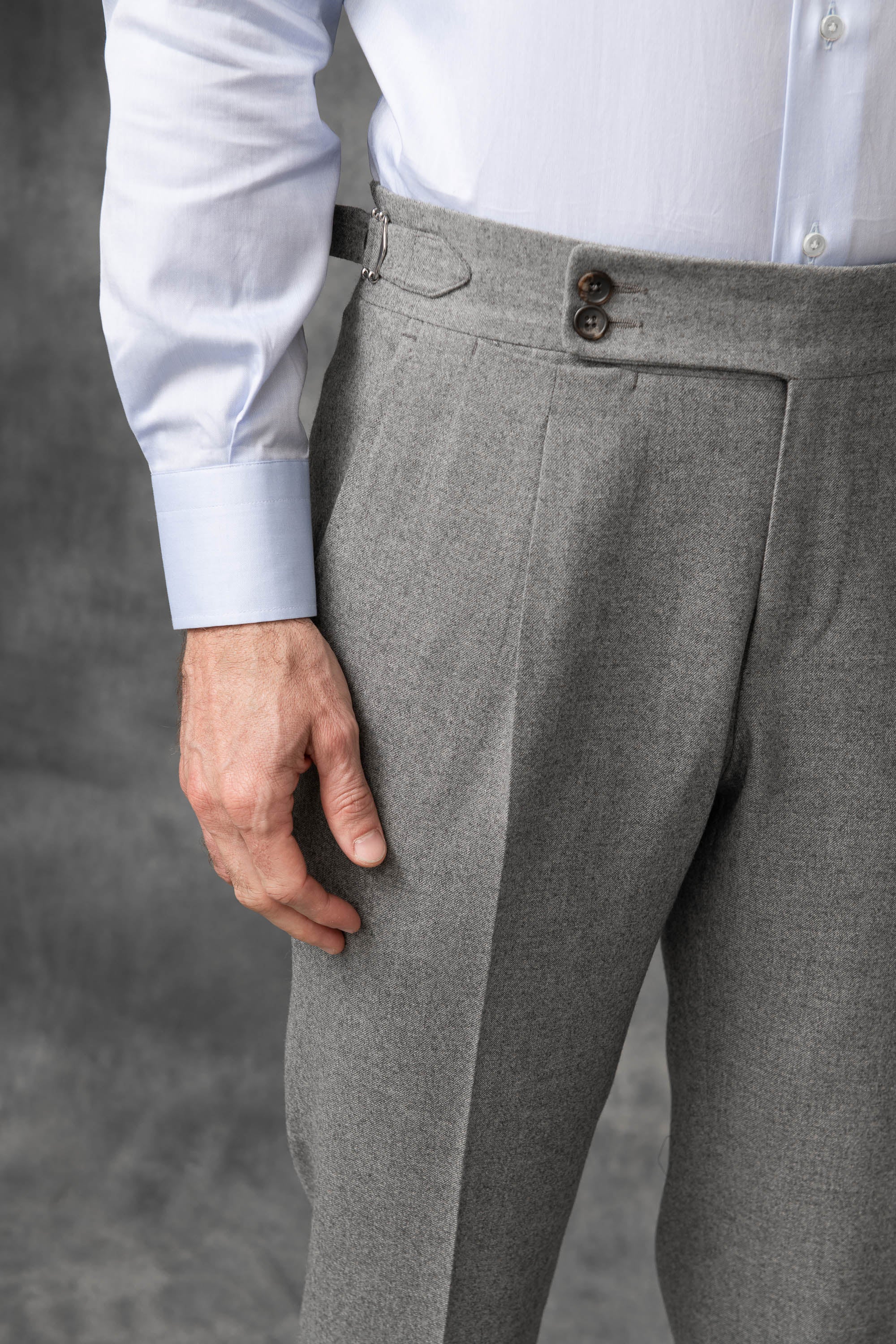 pantalon en flanelle gris, grey flannel trousers, pantalon flanelle homme, men's flannel trousers, sartorial flannel trousers, pantalon sartorial flanelle, pantalon à pince flanelle homme, pantalon taille haute flanelle homme, men's high waisted flannel trousers