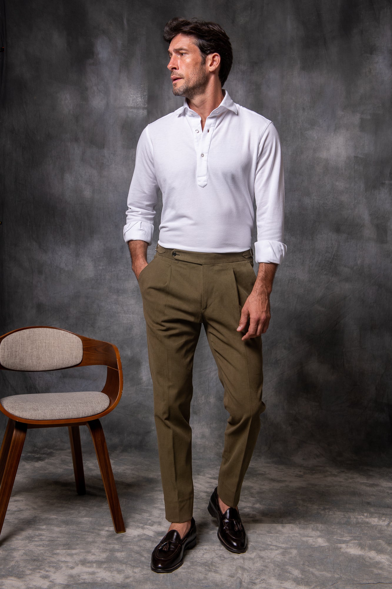 pantalon coton homme, men's cotton trousers, pantalon en coton kaki, khaki cotton trousers, sartorial cotton trousers, pantalon sartorial, pantalon à pince homme, chino sartorial, sartorial chino