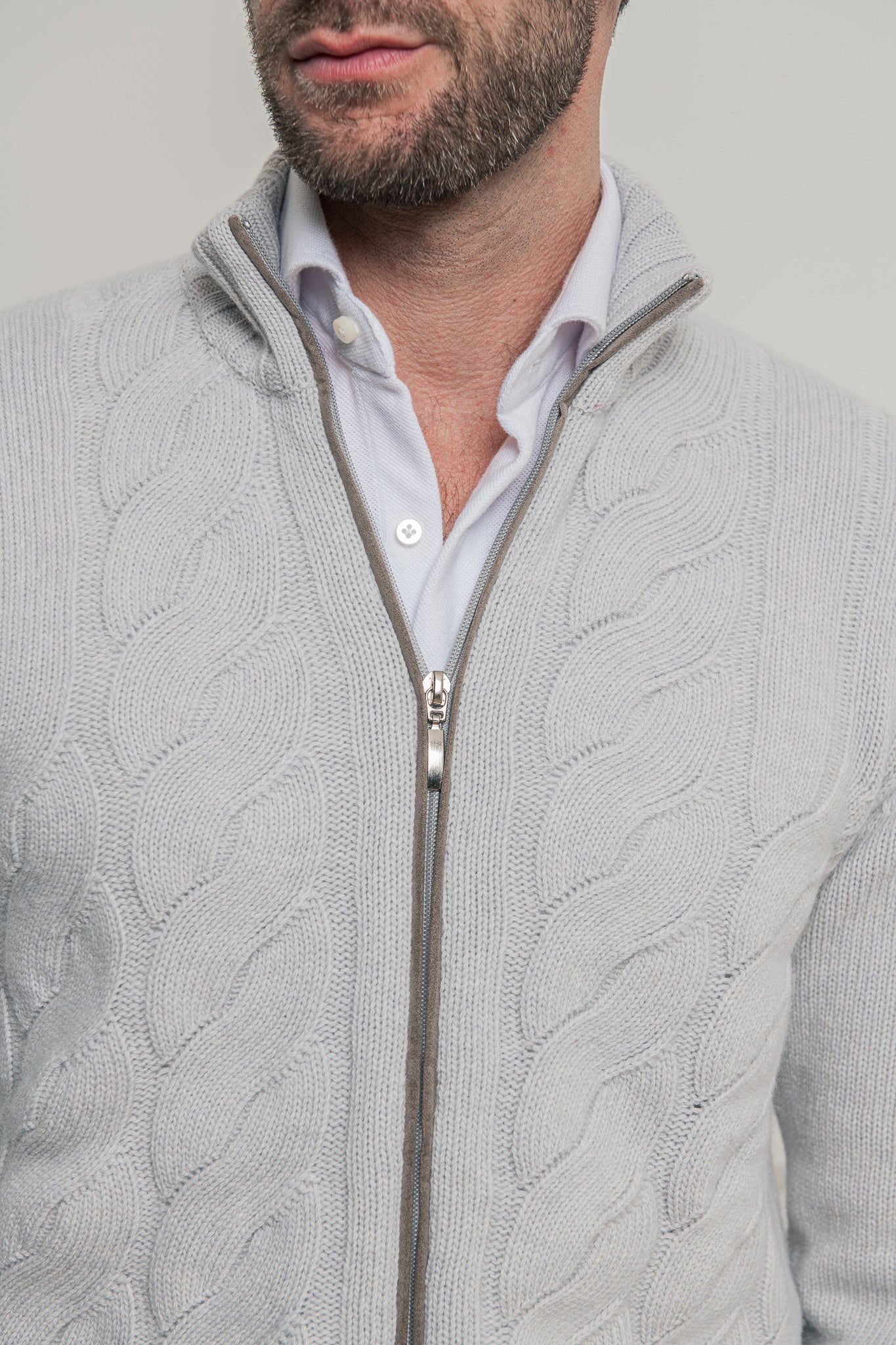 Cardigan bianco sporco con zip a trecce – Made in Italy