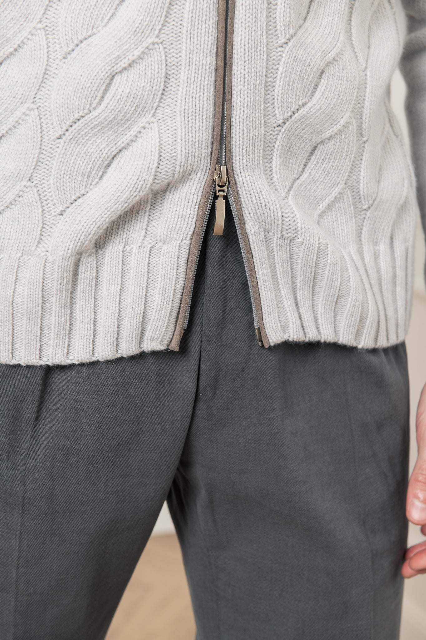 Cardigan zippé torsadé blanc cassé – Made in Italy