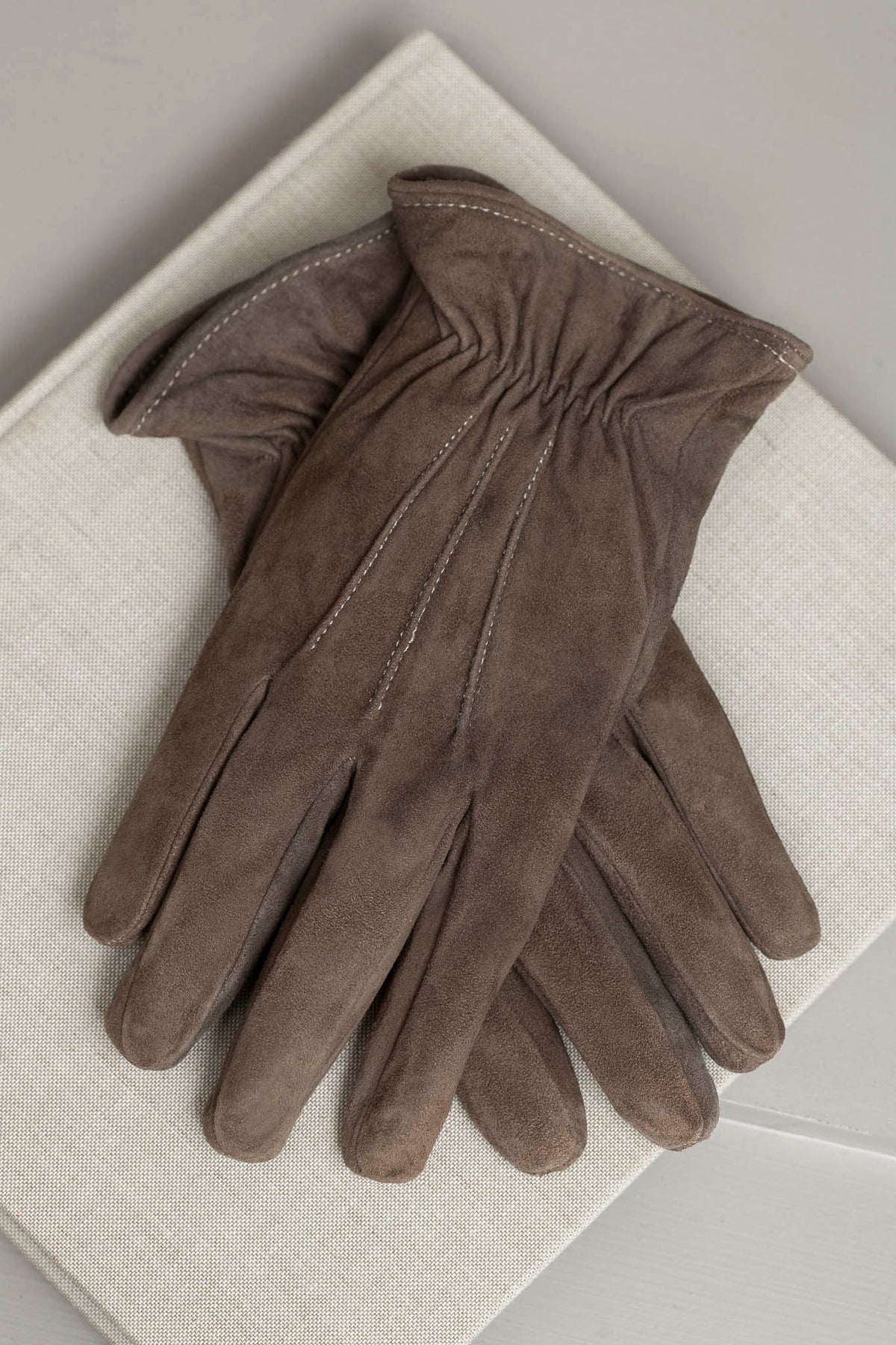 Cashmere deerskin gloves, taupe cashmere gloves, italian cashmere gloves, italian cashmere. Taupe gloves, Guanti in cashmere, guanti in cashmere taupe, guanti in cashmere italiano, guanti in cashmere italiano. Guanti taupe, Gants cachemire en peau de daim, gants cachemire taupe, gants cachemire italiens, cachemire italien. Gants taupe,