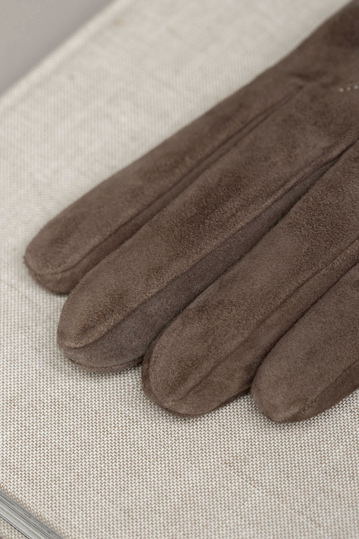 Cashmere deerskin gloves, taupe cashmere gloves, italian cashmere gloves, italian cashmere. Taupe gloves, Guanti in cashmere, guanti in cashmere taupe, guanti in cashmere italiano, guanti in cashmere italiano. Guanti taupe, Gants cachemire en peau de daim, gants cachemire taupe, gants cachemire italiens, cachemire italien. Gants taupe,
