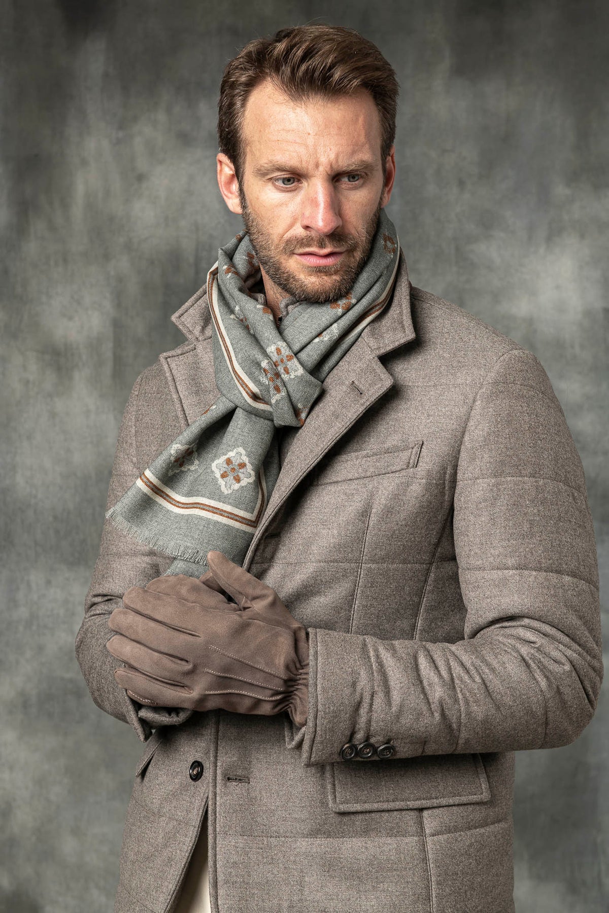 Cashmere deerskin gloves, taupe cashmere gloves, italian cashmere gloves, italian cashmere. Taupe gloves, Guanti in cashmere, guanti in cashmere taupe, guanti in cashmere italiano, guanti in cashmere italiano. Guanti taupe, Gants cachemire en peau de daim, gants cachemire taupe, gants cachemire italiens, cachemire italien. Gants taupe,
